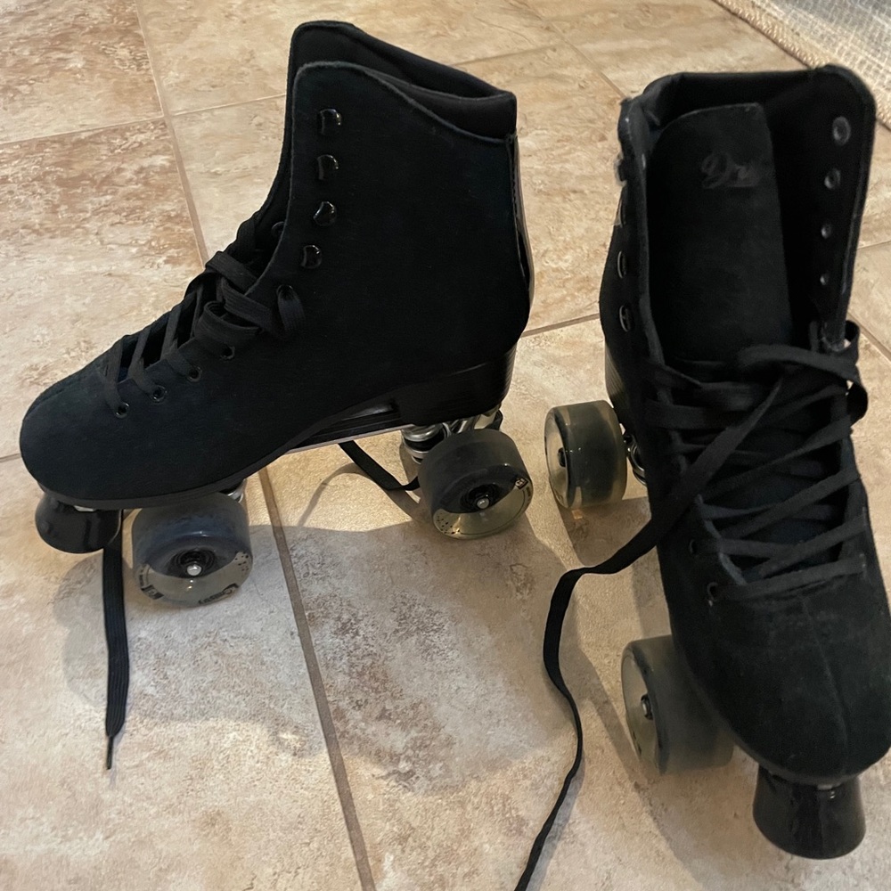 DriftR Black suede roller skates Quads